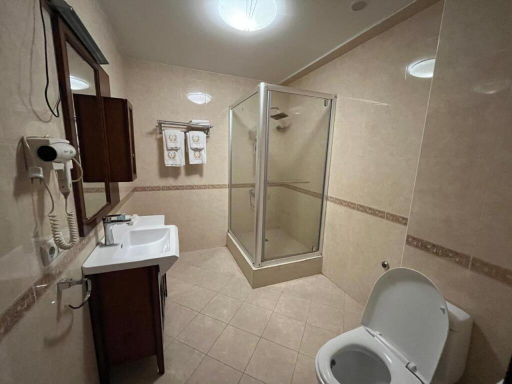 Luxurious Ξενοδοχείο Taraz Εξωτερικό φωτογραφία